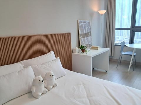 Bed, Photo of the whole room, towels