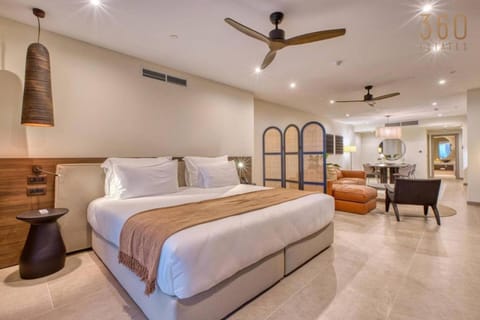 Bed, Living room, Photo of the whole room, Seating area, Bedroom, fireplace, air conditioner