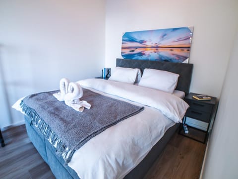 Bed, Photo of the whole room, Bedroom, towels