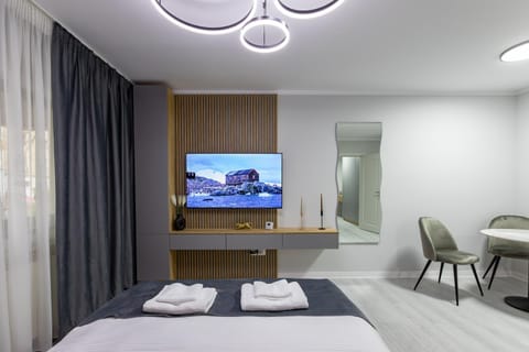 Bed, TV and multimedia, Bedroom, towels
