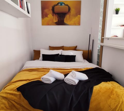 Bed, Bedroom, towels