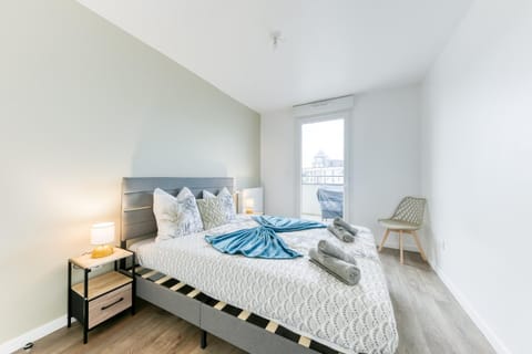 Bed, Photo of the whole room, Bedroom, towels