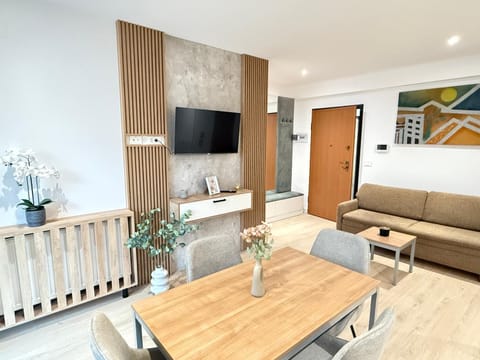 Communal lounge/ TV room, Bed, TV and multimedia, Kitchen or kitchenette, Living room, Photo of the whole room, Seating area, Dining area, Evening entertainment, Bedroom