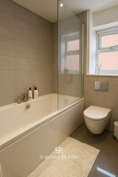 Shower, Toilet, Bathroom, Bath, towels