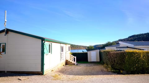 Le Chalet 67, vue Lac Guerlédan & Accès Direct à l'Eau Campground/
RV Resort in Brittany