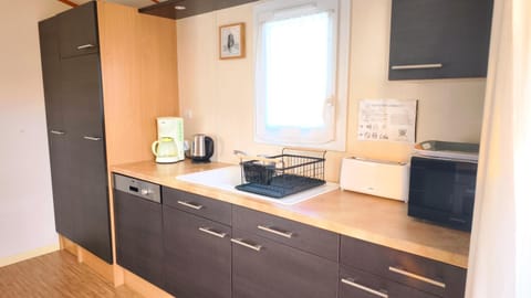 Le Chalet 67, vue Lac Guerlédan & Accès Direct à l'Eau Campground/
RV Resort in Brittany