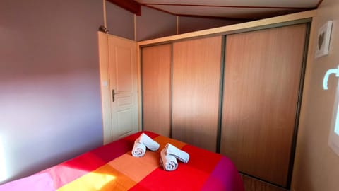 Le Chalet 67, vue Lac Guerlédan & Accès Direct à l'Eau Campground/
RV Resort in Brittany