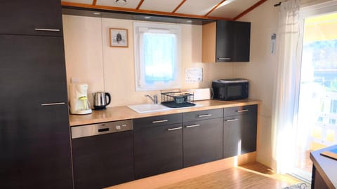 Le Chalet 67, vue Lac Guerlédan & Accès Direct à l'Eau Campground/
RV Resort in Brittany