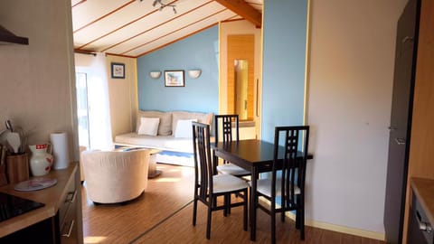 Le Chalet 67, vue Lac Guerlédan & Accès Direct à l'Eau Campground/
RV Resort in Brittany