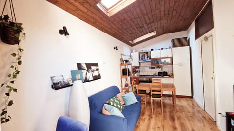 Kitchen or kitchenette, Living room, Seating area, Dining area, stove