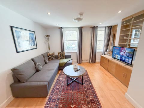 TV and multimedia, Living room, Decorative detail, Seating area, Parking, heating, internet, storage