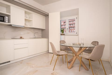 Kitchen or kitchenette, Dining area, stove