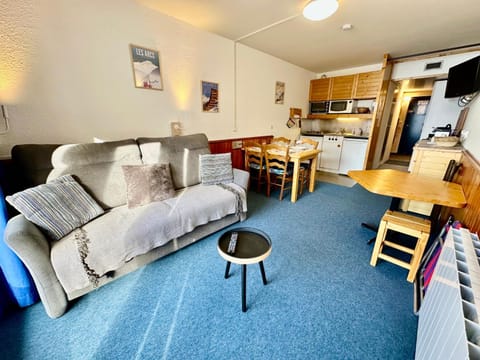 Communal lounge/ TV room, TV and multimedia, Kitchen or kitchenette, Living room, Seating area, Dining area, oven, stove