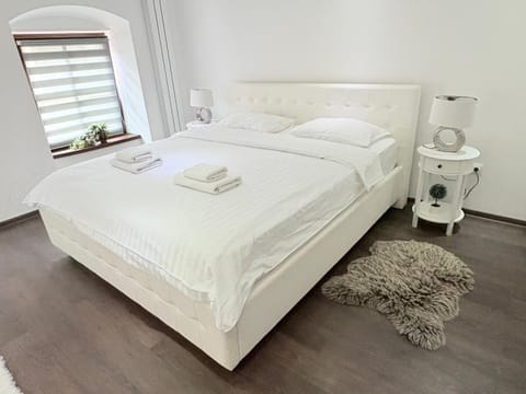Bed, Bedroom, towels