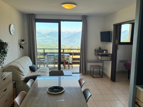Natural landscape, TV and multimedia, Living room, Dining area, Mountain view