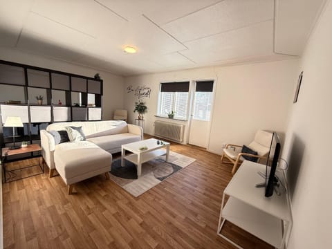 Bed, TV and multimedia, Living room, Seating area, Bedroom