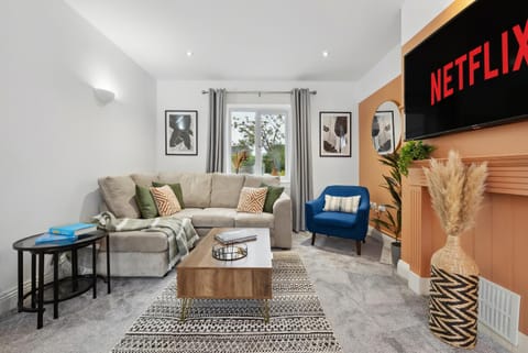 Stylish and Comfortably Large 5-bedroom house Apartment in Cirencester