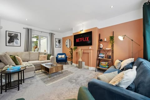 Stylish and Comfortably Large 5-bedroom house Apartment in Cirencester