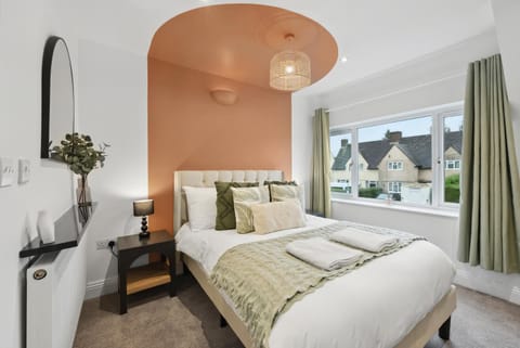 Stylish and Comfortably Large 5-bedroom house Apartment in Cirencester