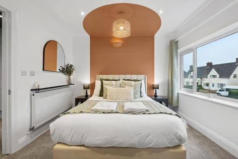 Stylish and Comfortably Large 5-bedroom house Apartment in Cirencester