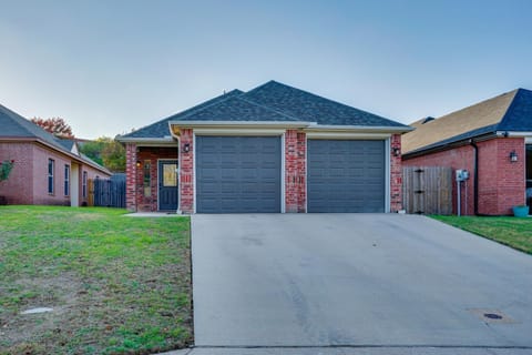 1 Mi to Historic Dtwn Weatherford Home with Yard House in Weatherford