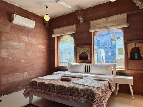 Bed, Photo of the whole room, Bedroom, towels, air conditioner