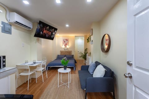 Communal lounge/ TV room, Bed, TV and multimedia, Kitchen or kitchenette, Living room, Photo of the whole room, Seating area, Dining area, Evening entertainment, Bedroom, air conditioner
