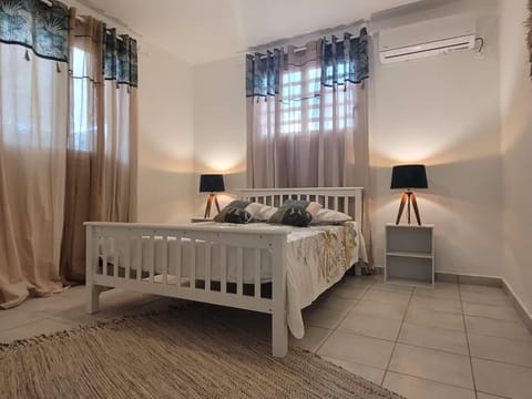 Bed, Photo of the whole room, Bedroom, air conditioner