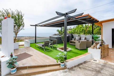 Property building, Balcony/Terrace, Living room, Swimming pool