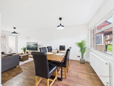 3-Bed Semi-Detached Perfect for Work & Family with Parking Apartment in Reading