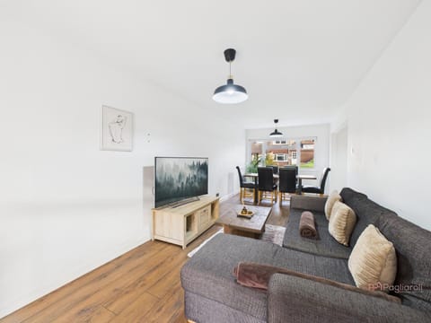 3-Bed Semi-Detached Perfect for Work & Family with Parking Apartment in Reading