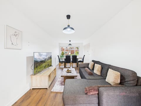 3-Bed Semi-Detached Perfect for Work & Family with Parking Apartment in Reading