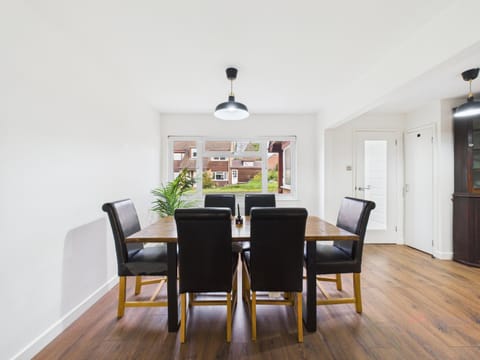 3-Bed Semi-Detached Perfect for Work & Family with Parking Apartment in Reading