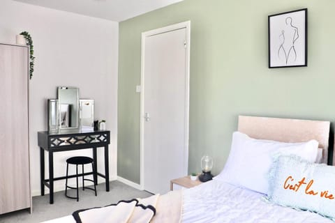 Bed, Photo of the whole room, Bedroom