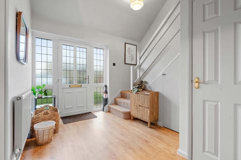 Cosy 3 Bed with Parking House in Rugby