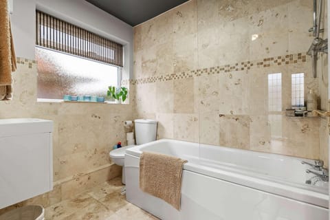 Cosy 3 Bed with Parking House in Rugby