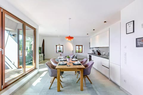 Kitchen or kitchenette, Living room, Seating area, Dining area, stove