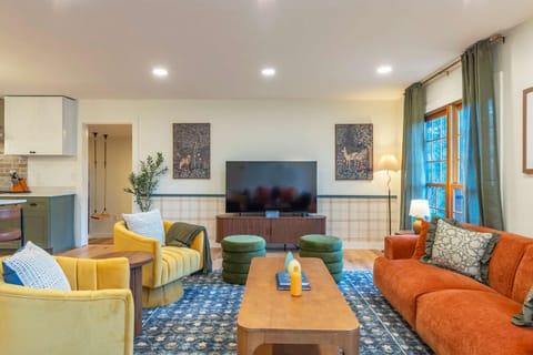 Expansive Deck Sleeps 16 Hot Tub Game Room House in Fairview