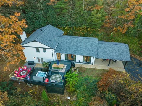 Expansive Deck Sleeps 16 Hot Tub Game Room House in Fairview