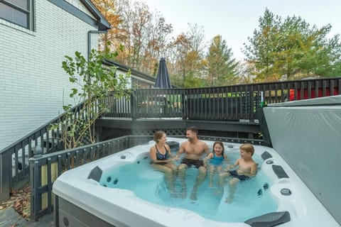 Expansive Deck Sleeps 16 Hot Tub Game Room House in Fairview