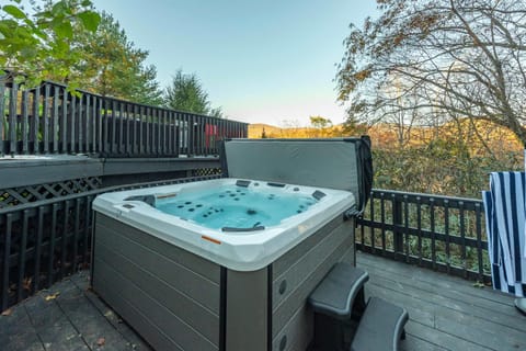 Expansive Deck Sleeps 16 Hot Tub Game Room House in Fairview