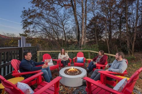 Expansive Deck Sleeps 16 Hot Tub Game Room House in Fairview