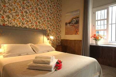 Photo of the whole room, towels