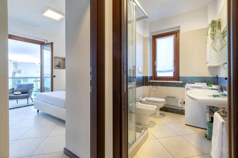 Shower, Toilet, Bed, Bathroom, Photo of the whole room, Bedroom, bidet, towels