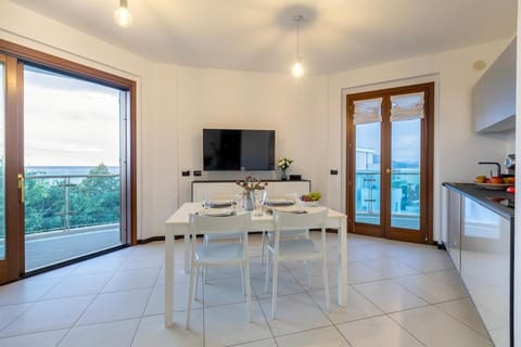 Natural landscape, TV and multimedia, View (from property/room), Balcony/Terrace, Kitchen or kitchenette, Dining area