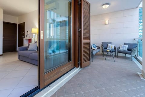 View (from property/room), Balcony/Terrace, Living room, Seating area, Dining area