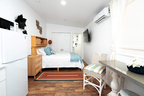 Bed, TV and multimedia, Seating area, wardrobe