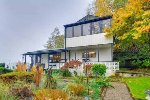 Steps to Beach Scenic Escape in Port Orchard! House in Vashon