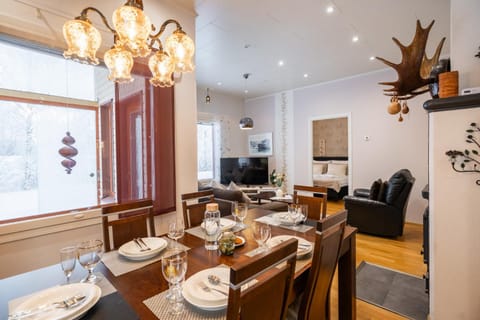TV and multimedia, Kitchen or kitchenette, Living room, Seating area, Dining area