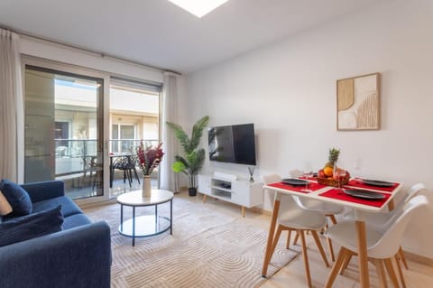 TV and multimedia, Living room, Seating area, Dining area